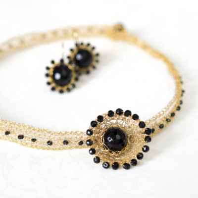 Für die Halsbänder und Ohrringe ihrer Kollektion "Häkelkörbchen" kombiniert Christine gehäkelte Körbchen aus feinvergoldetem Sterlingsilber mit Edelsteinen.