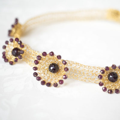 Für die Halsbänder ihrer Kollektion "Häkelkörbchen" kombiniert Christine gehäkelte Körbchen aus feinvergoldetem Sterlingsilber mit Edelsteinen.