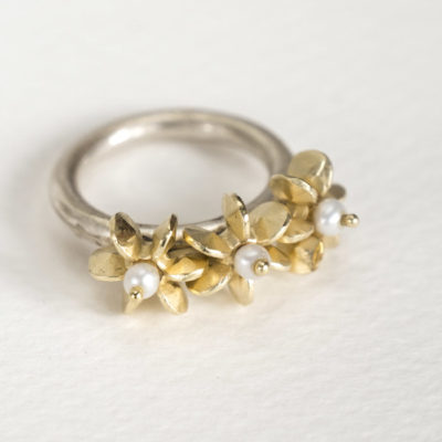 Aus der Kollektion "Gold- und Silberblümchen" geschmiedete Ringe mit Sterlingsilber-Blümchen, feinvergoldet, und Perlen.