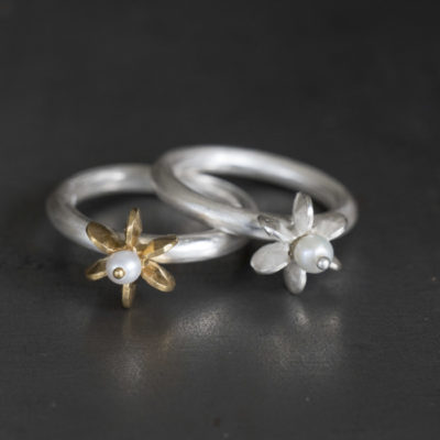Aus der Kollektion "Gold- und Silberblümchen" geschmiedete Ringe mit Sterlingsilber-Blümchen, je nach Modell feinvergoldet, Perlen und Edelsteine.