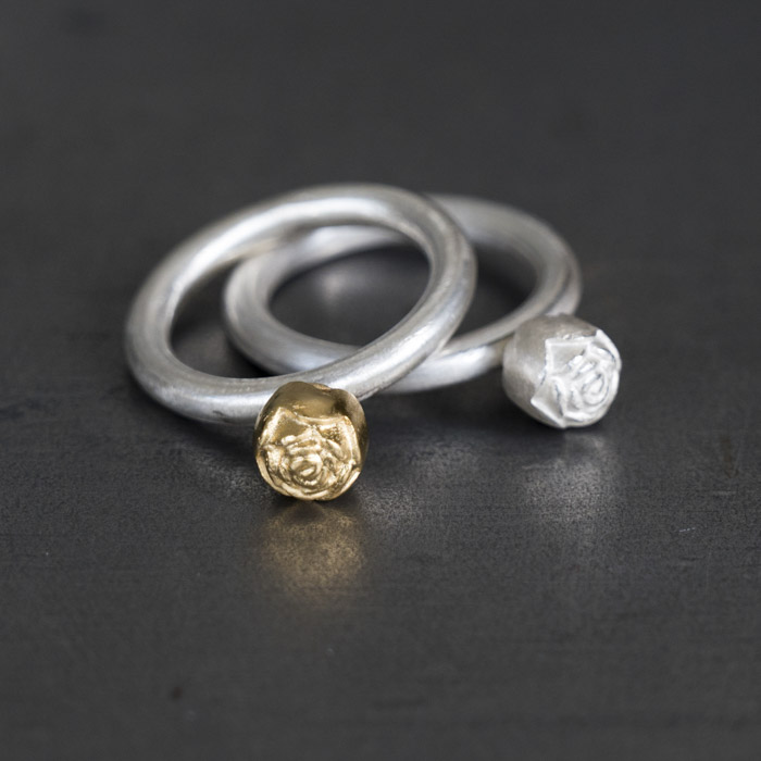 Die Ringe aus Christine Rettingers Kollektion "Röschen" sind handgefertigt und werden geschmückt von Blümchen aus Sterlingsilber je nach Modell auch feinvergoldet.