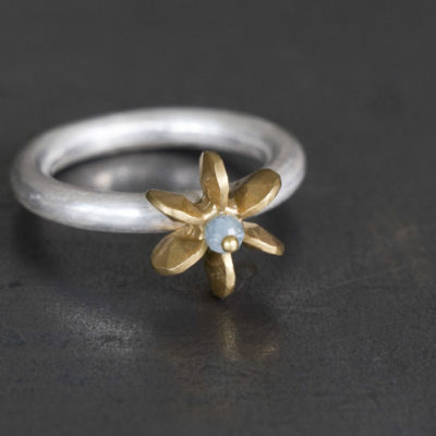 Aus der Kollektion "Gold- und Silberblümchen" geschmiedeter Ring mit Sterlingsilber-Blümchen, feinvergoldet, Edelstein.