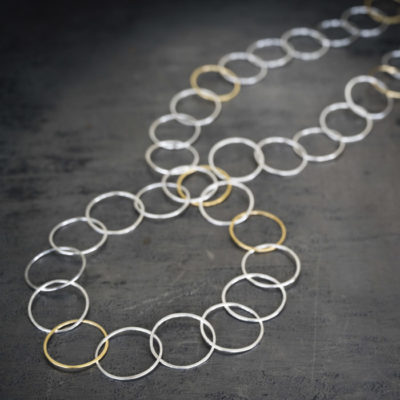 Für die Ketten der Kollektion "Ringelreihen" schmiedet Christine Rettinger schmiedet Ringe aus Sterlingsilber ineinander. Einige Modelle bekommen durch feinvergoldete Ringe einen ganz besonderen Touch.