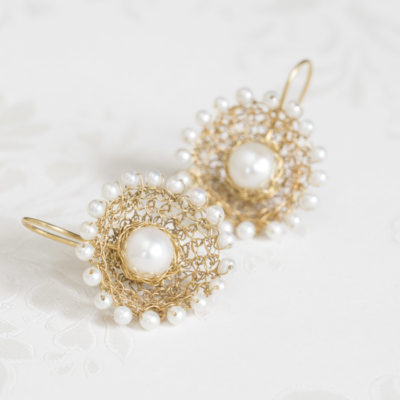 Für die Ohrhänger der der Kollektion "Häkelkörbchen" häkelt Christine Rettinger Körbchen aus feinvergoldetem Sterlingsilber und kombiniert sie mit Perlen.