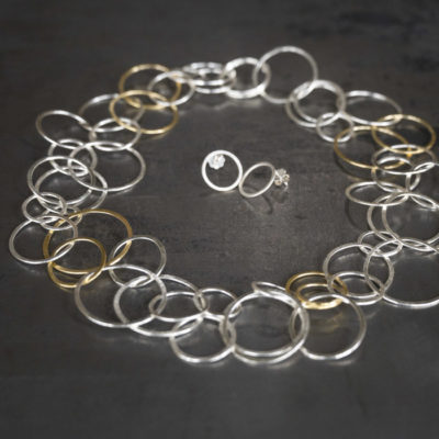 Für die Ketten der Kollektion "Ringelreihen" schmiedet Christine Rettinger schmiedet unterschiedlich große Ringe aus Sterlingsilber ineinander. Einige Modelle bekommen durch feinvergoldete Ringe einen ganz besonderen Touch.
