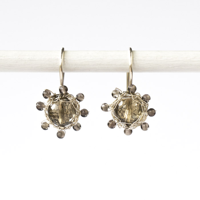 Kollektion "Häkelblümchen" - gehäkelte Ohrhänger aus Sterlingsilber mit Edelsteinen.