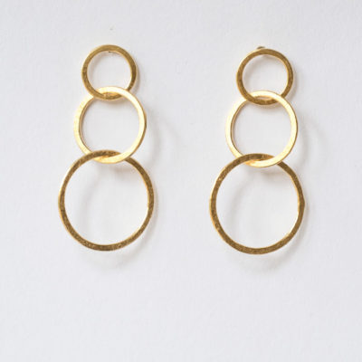 Ohrstecker aus Sterlingsilber aus der Kollektion „Ringelreihen“: ineinander geschmiedete einzelne Ringe. Je nach Modell sind sie feinvergoldet.