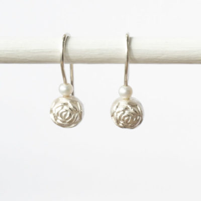 Ohrhänger aus Christine Rettingers Kollektion "Röschen" – Sterlingsilber und ein kleine Perle.