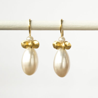 Aus der Kollektion "Gold- und Silberblümchen" Ohrhänger mit Sterlingsilber-Blümchen, feinvergoldet, und Perle in Tropfenform
