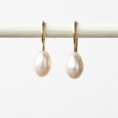 Ohrhänger aus feinvergoldetem Sterlingsilber und Perlen aus der Kollektion "Klassisch, klar, kunterbunt“