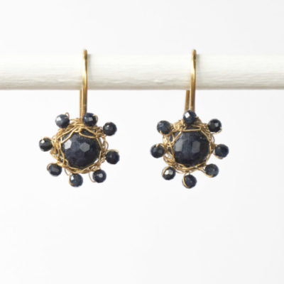 Kollektion "Häkelblümchen" - gehäkelte Ohrhänger aus feinvergoldetem Sterlingsilber mit Edelsteinen.