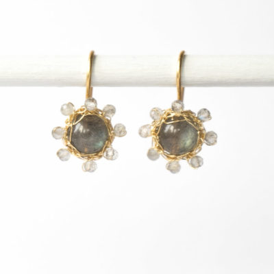 Kollektion "Häkelblümchen" - gehäkelte Ohrhänger aus feinvergoldetem Sterlingsilber mit Edelsteinen.
