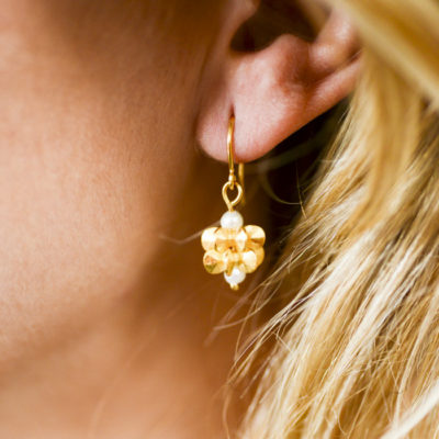 Aus der Kollektion "Gold- und Silberblümchen" Ohrhänger mit Sterlingsilber-Blümchen, feinvergoldet, und Perlen.