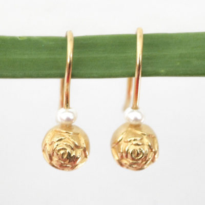 Ohrhänger aus Christine Rettingers Kollektion "Röschen" – feinvergoldetes Sterlingsilber und ein kleine Perle.