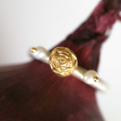 Der Ring aus Christine Rettingers Kollektion "Röschen" ist handgefertigt und wird geschmückt von Blümchen aus feinvergoldetem Sterlingsilber, begleitet von zwei Perlen.