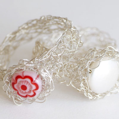 Gehäkelte Ringe mit Perle und Schmuckstein aus der Kollektion "Häkelblümchen"