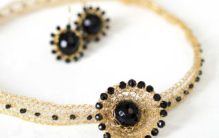 Für die Halsbänder und Ohrringe ihrer Kollektion "Häkelkörbchen" kombiniert Christine gehäkelte Körbchen aus feinvergoldetem Sterlingsilber mit Edelsteinen.